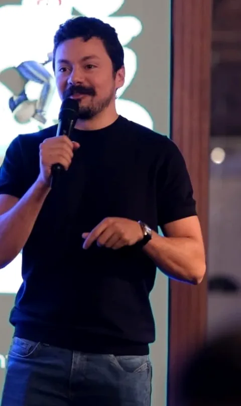 Adriano Figueiredo apresentando em um evento